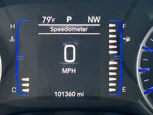 Used 2019 Chrysler Pacifica Touring-L w/ Tire & Wheel Group FWD image 19