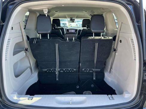 Used 2024 Chrysler Pacifica Touring-L image 10