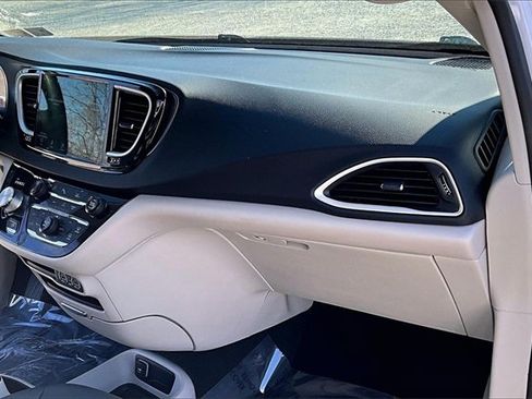 Used 2024 Chrysler Pacifica Touring-L image 16