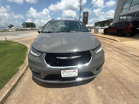 Used 2023 Chrysler Pacifica Limited FWD image 3