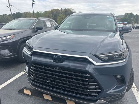 Used 2025 Toyota Grand Highlander AWD image 2