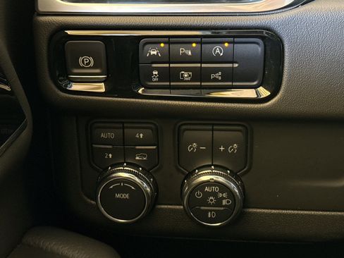 Used 2025 GMC Yukon Denali AWD/4WD image 38