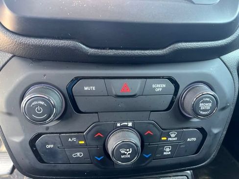 Used 2019 Jeep Renegade Latitude FWD image 25