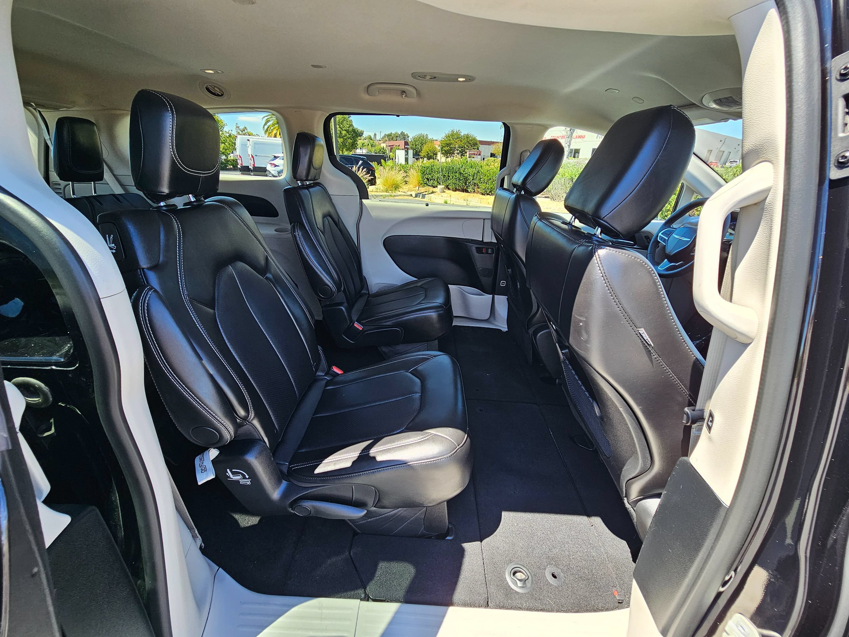 Used 2024 Chrysler Pacifica Touring-L FWD image 28