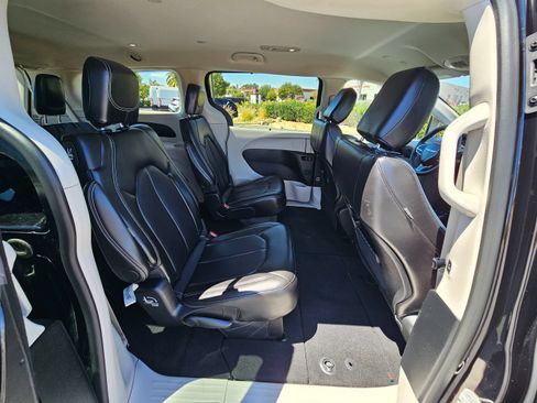 Used 2024 Chrysler Pacifica Touring-L FWD image 28