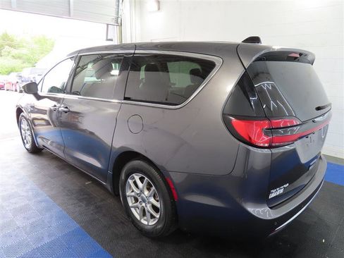 Used 2023 Chrysler Pacifica Touring-L FWD image 10