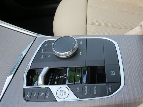 New 2025 BMW 330i Sedan w/ Convenience Package image 22