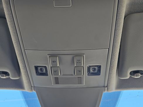 Used 2024 Volkswagen Tiguan SE image 32