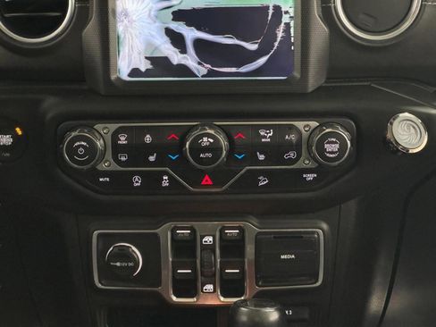 Used 2018 Jeep Wrangler Unlimited Sahara image 12