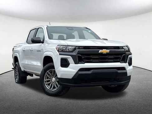 Used 2024 Chevrolet Colorado LT AWD/4WD image 2