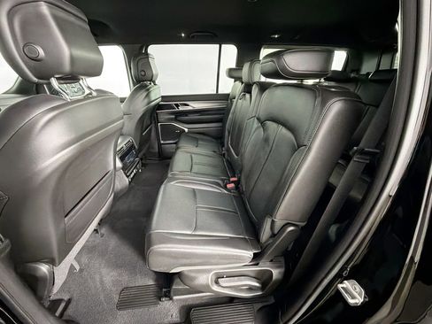 Used 2025 Jeep Wagoneer 4WD image 26