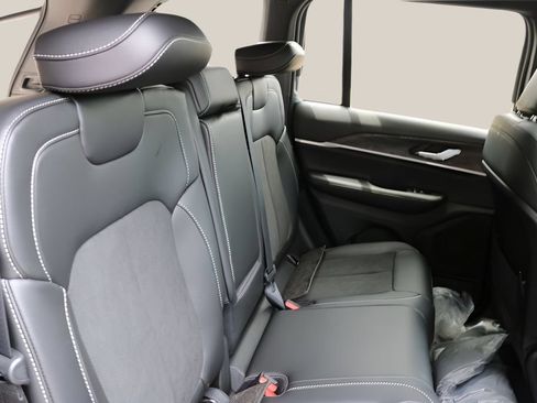 New 2026 Jeep Grand Cherokee 4WD image 18