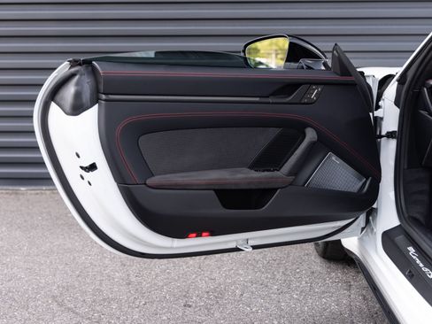 Certified 2025 Porsche 911 Carrera GTS RWD image 21