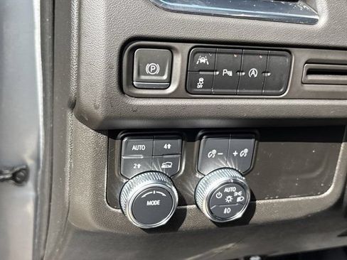 Used 2023 GMC Yukon XL SLT AWD/4WD image 29