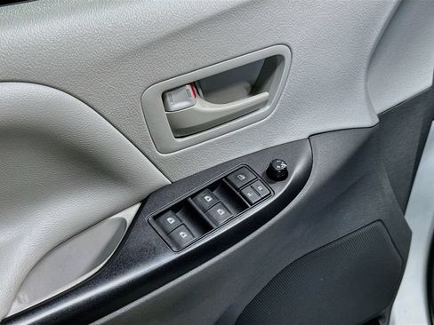 Used 2020 Toyota Sienna L FWD image 17