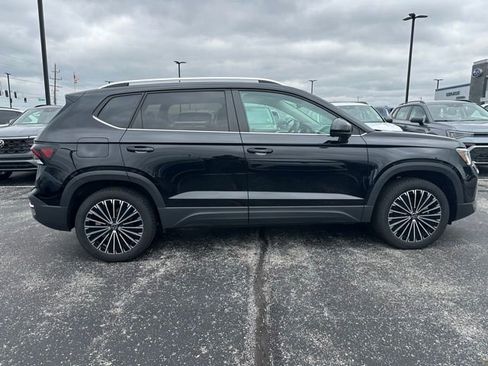 Used 2025 Volkswagen Taos SE image 8