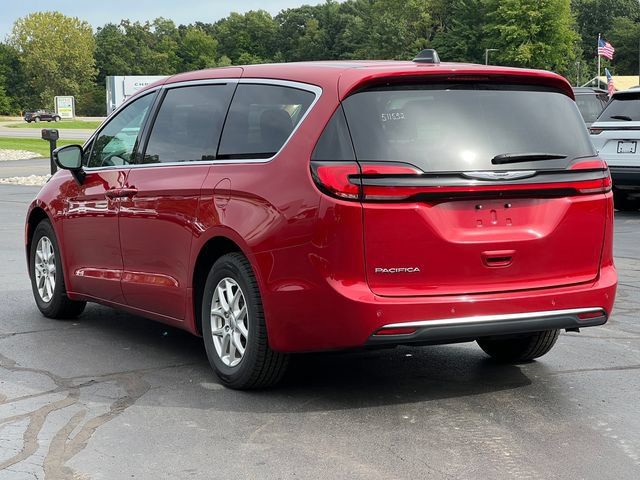 Used 2025 Chrysler Pacifica Select FWD image 10