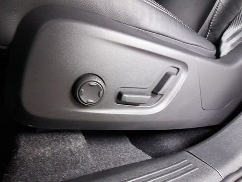 Certified 2026 Volvo XC40 B5 Plus AWD/4WD image 11