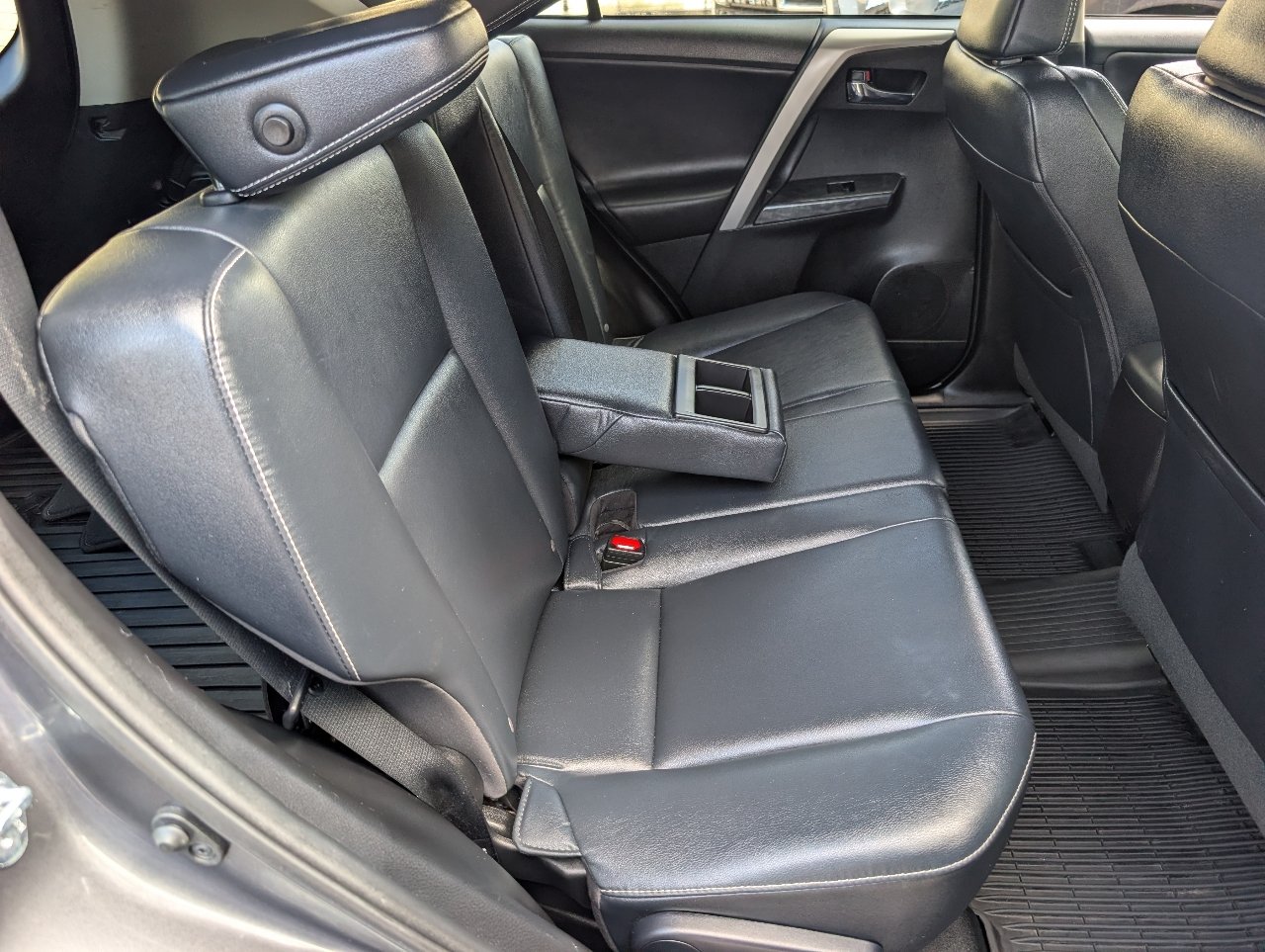 Used 2017 Toyota RAV4 Platinum FWD image 5