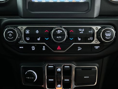 Used 2020 Jeep Wrangler Unlimited Sahara w/ Cold Weather Group image 10