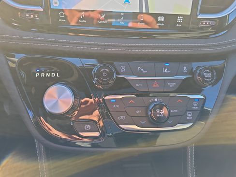 New 2026 Chrysler Pacifica Limited w/ Uconnect Theater Family Group image 6