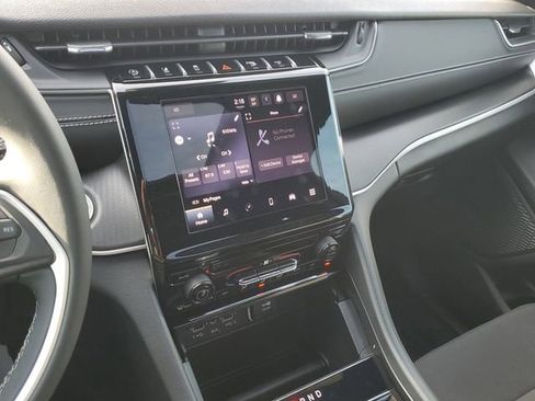 Used 2025 Jeep Grand Cherokee Laredo X image 27