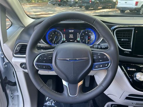 Used 2024 Chrysler Pacifica Touring-L FWD image 21