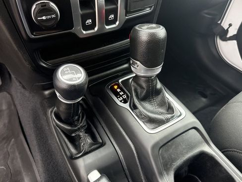 Used 2022 Jeep Wrangler Sport AWD/4WD image 19