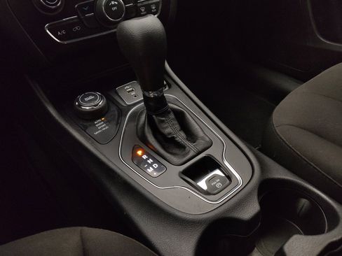 Used 2019 Jeep Cherokee Latitude w/ Popular Appearance Group AWD/4WD image 26