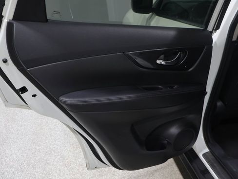 Used 2017 Nissan Rogue SV w/ Midnight Edition Package image 19