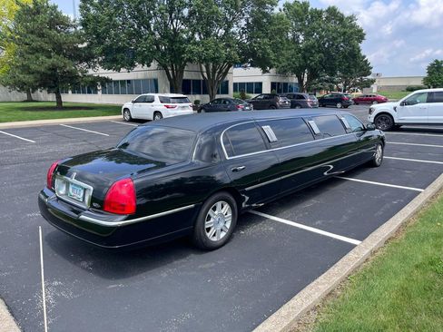 Used 2008 Lincoln Town Car Executive RWD image 3
