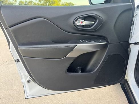 Used 2020 Jeep Cherokee Latitude FWD image 4
