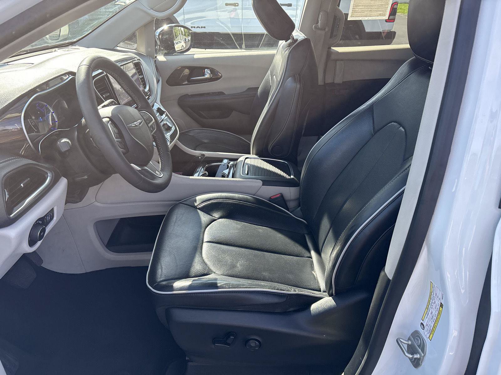 Used 2023 Chrysler Pacifica Limited FWD image 9