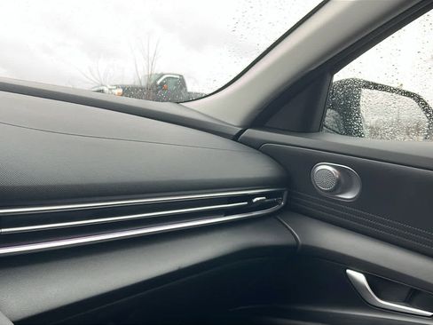 Used 2024 Hyundai Elantra SEL image 18