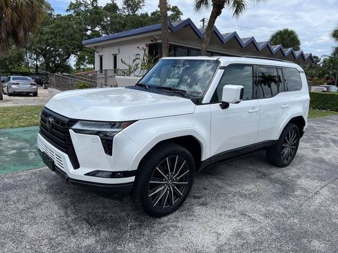 Used 2024 Lexus GX 550 w/ Accessory Package (2T) AWD/4WD image 2