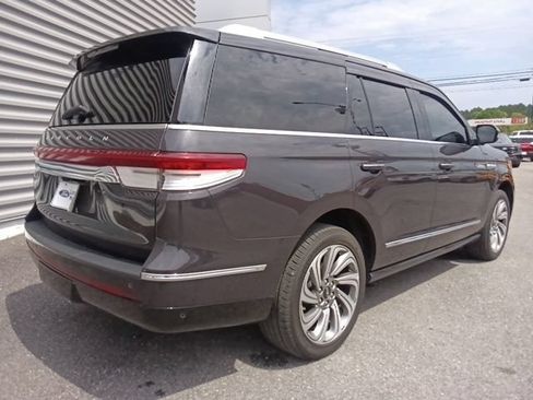 Used 2024 Lincoln Navigator Reserve AWD/4WD image 3
