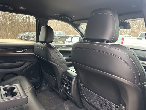 Used 2024 Jeep Grand Cherokee Limited image 13