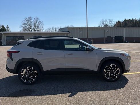 New 2026 Chevrolet Trax RS w/ Sunroof Package FWD image 4