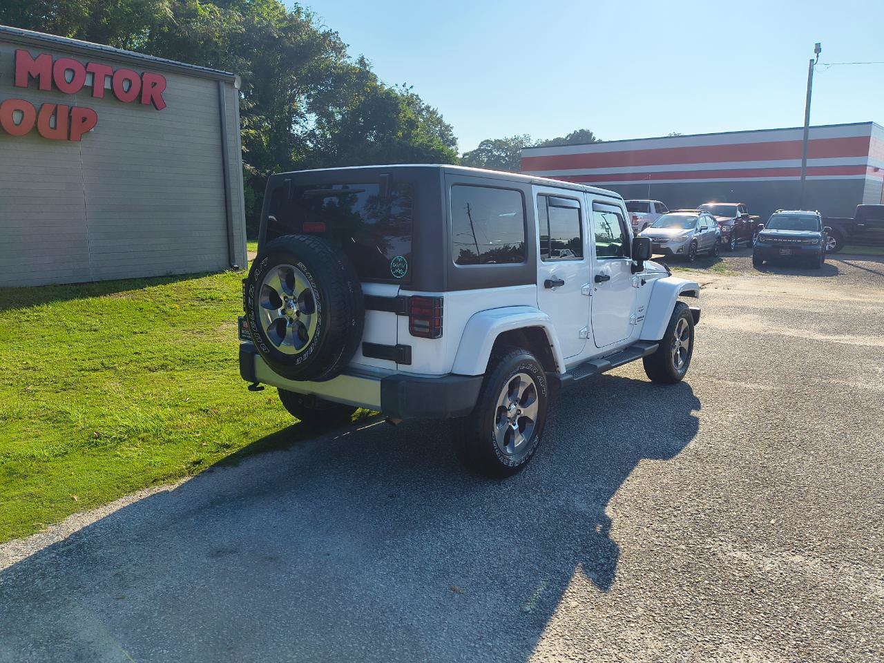 Used 2017 Jeep Wrangler Unlimited Sahara w/ Max Tow Package AWD/4WD image 8