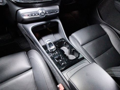 Certified 2025 Volvo XC40 B5 Plus image 9