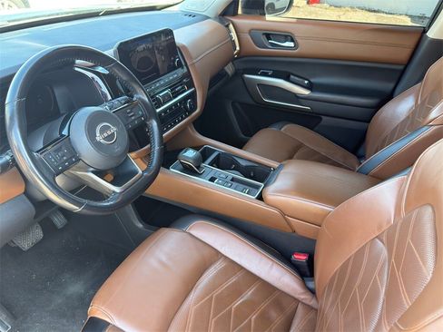 Used 2023 Nissan Pathfinder Platinum image 9