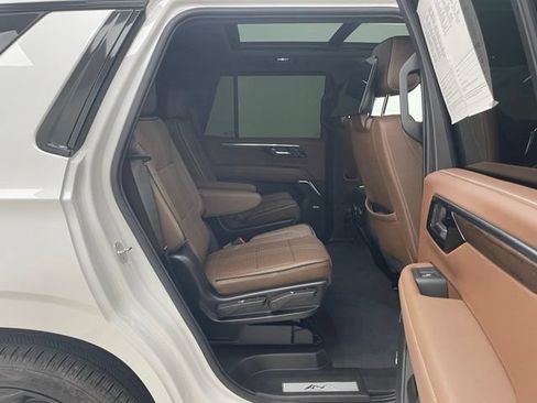 Used 2025 Chevrolet Tahoe High Country AWD/4WD image 15