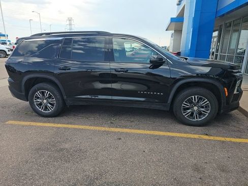 Used 2024 Chevrolet Traverse LT AWD/4WD image 2