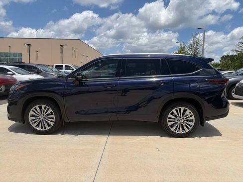 Used 2024 Toyota Highlander Platinum FWD image 4