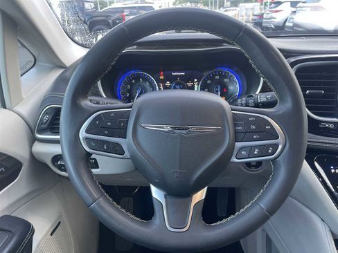 Used 2022 Chrysler Pacifica Limited image 11