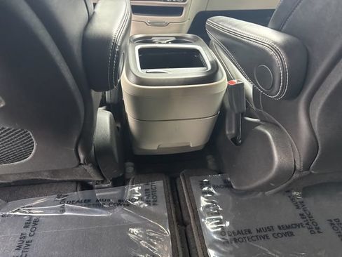 Used 2024 Chrysler Pacifica Touring-L FWD image 37