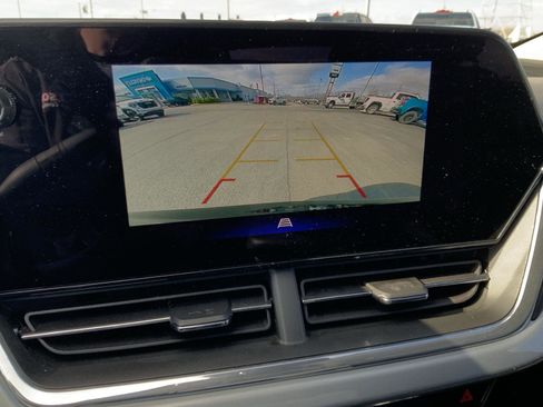 Used 2025 Chevrolet Trax LT FWD image 38