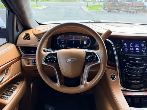 Used 2017 Cadillac Escalade Platinum AWD/4WD image 11
