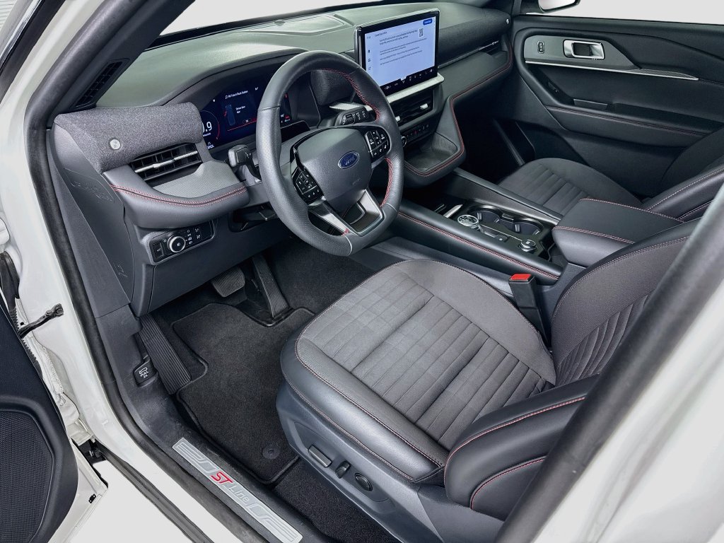 Used 2025 Ford Explorer ST-Line RWD image 16