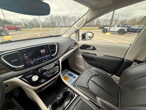 Used 2024 Chrysler Pacifica Limited FWD image 24